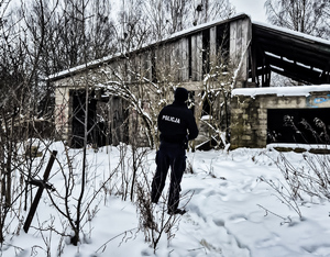 Policjanci kontrolują miejsca przebywania osób bezdomnych