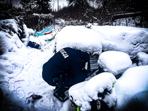 Policjanci kontrolują miejsca przebywania osób bezdomnych