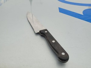 zabezpieczony nóż przez policjantów