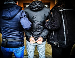 policjanci z zatrzymanym mężczyzną