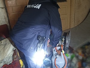 dzielnicowy pomaga seniorowi