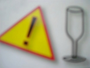 znak uwaga i kieliszek