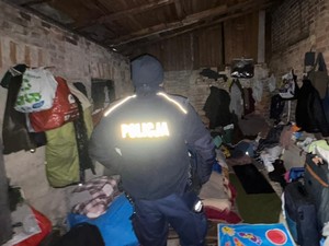 Policjanci pomagają osobom