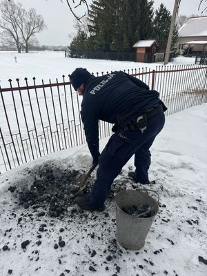 Policjanci pomagają osobom