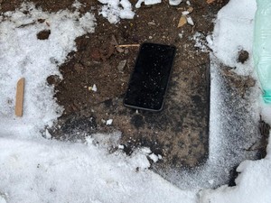 Policjanci trzymają zatrzymanego mężczyznę