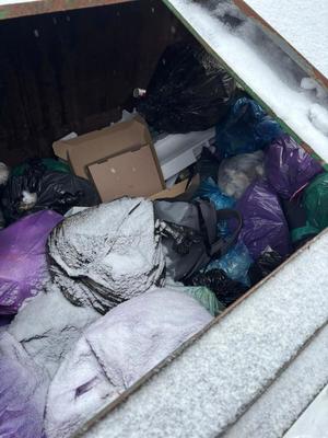 Policjanci trzymają zatrzymanego mężczyznę