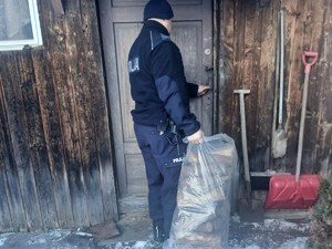 dzielnicowy z czarnej białostockiej przyniósł opał osobie potrzebującej