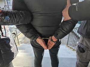 Zatrzymana kobieta przez policjantów