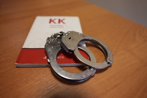 kajdanki leżące na kodeksie karnym