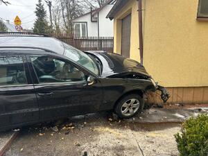 samochód po uderzeniu w ogrodzenie i bnudynek