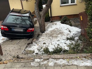 samochód po uderzeniu w ogrodzenie i bnudynek