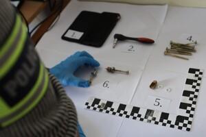 Policjant rozkłada narzędzia