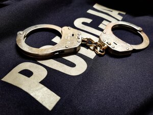 kajdanki na kurtce policyjnej