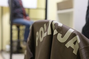 zatrzymany mężczyzna z policjantami