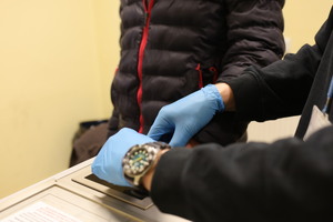 zatrzymany mężczyzna z policjantami