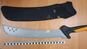 niebezpieczne narzędzia leżące na stole