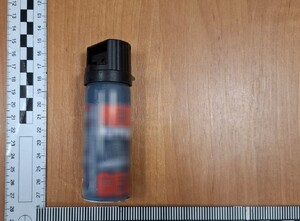 niebezpieczne narzędzia leżące na stole