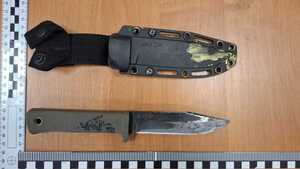 niebezpieczne narzędzia leżące na stole