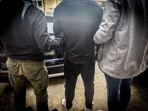 Czynności policjantów z zatrzymanym mężczyzną