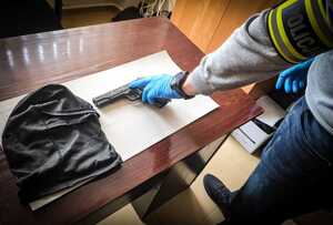 Czynności policjantów z zatrzymanym mężczyzną