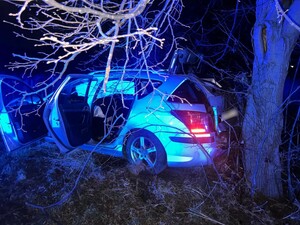 samochód w nocy, w tle radiowóz