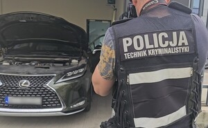 policjant fotografuje samochód