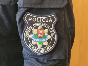 naszywka na rękawie policjanta