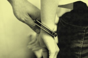 kajdanki założone na rękach