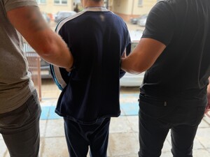Zatrzymany mężczyzna przez policjantów