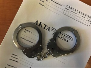 kajdanki na aktach