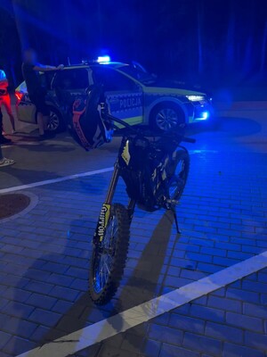 policjanci kontrolują pojazdy