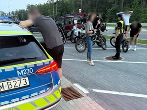 policjanci kontrolują pojazdy
