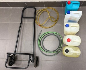 butelki, wózek i wężyki