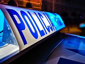 belka na radiowozie z napisem policja