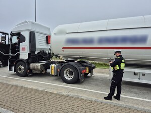 policjanci kontrolują pojazdy ciężarowe
