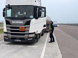 policjanci kontrolują pojazdy ciężarowe