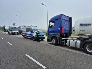 policjanci kontrolują pojazdy ciężarowe