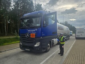 policjanci kontrolują pojazdy ciężarowe