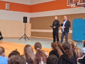rozmowy policjantów z dziećmi