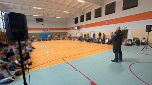 rozmowy policjantów z dziećmi