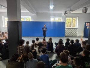 rozmowy policjantów z dziećmi